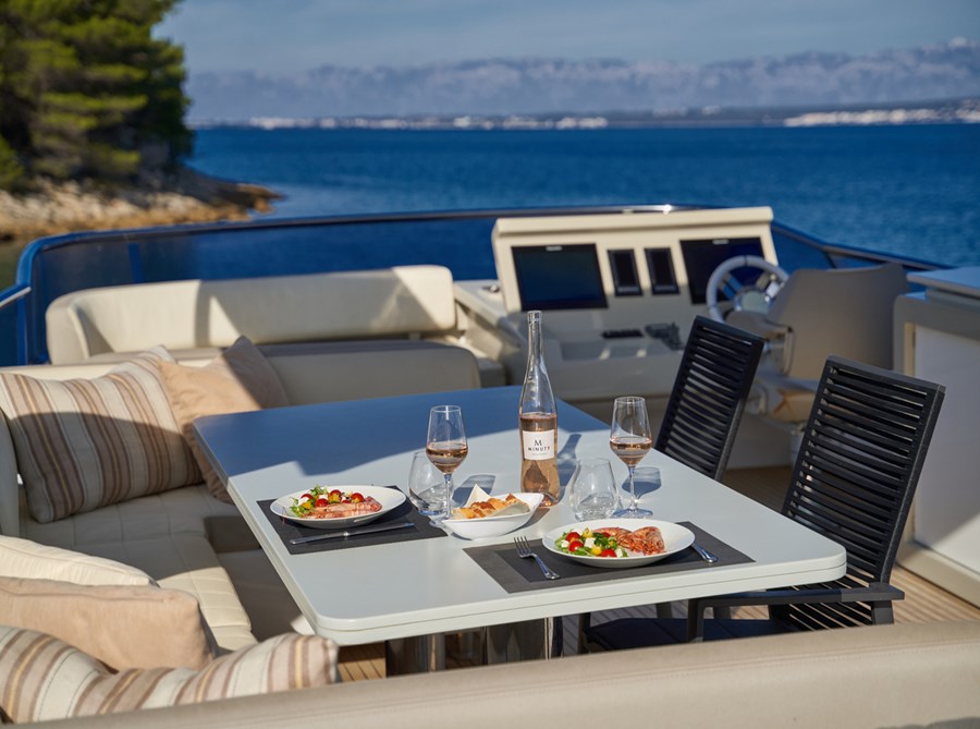 203 Sundeck dining.jpg