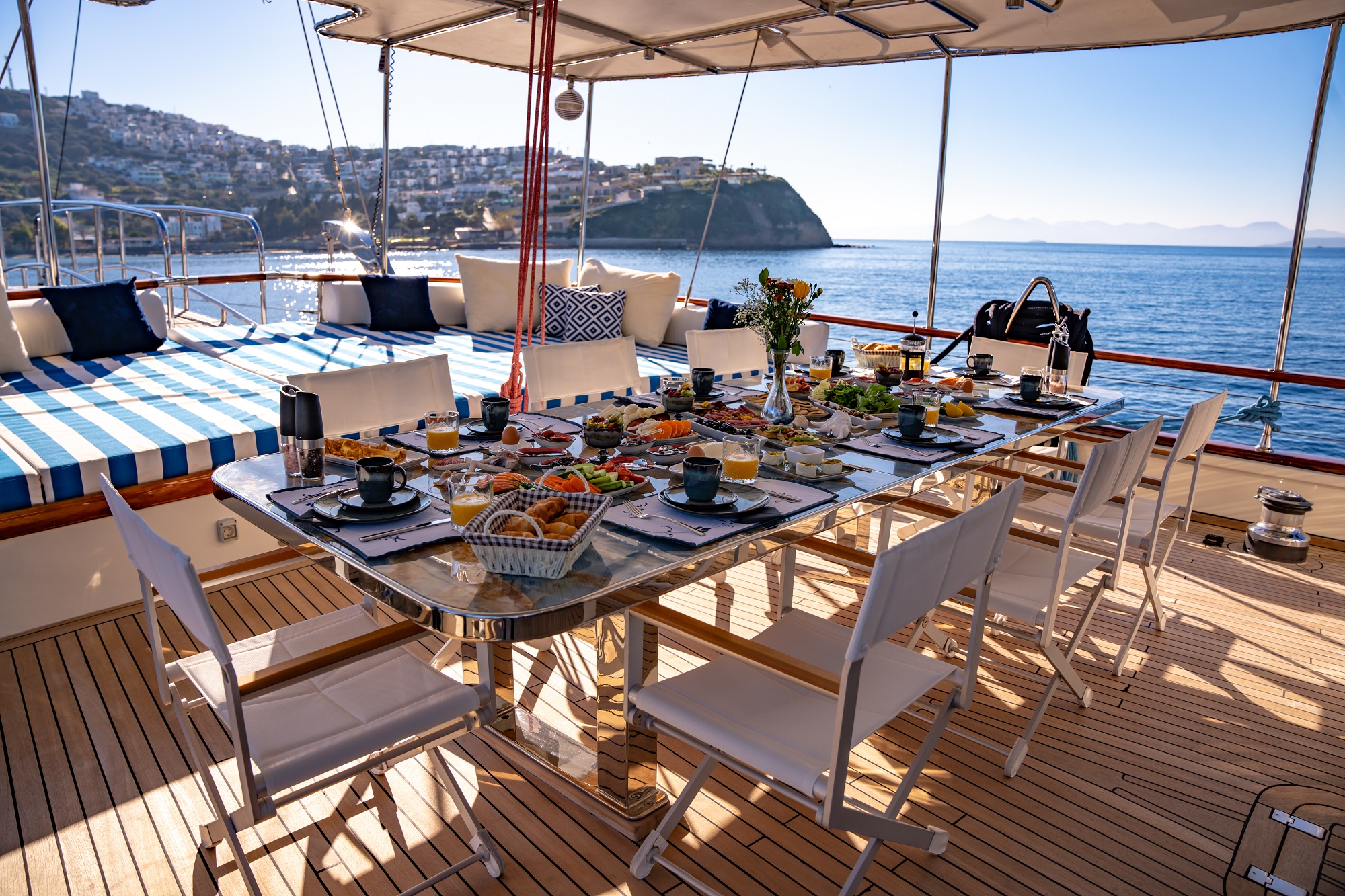 204 Aft cockpit dining.jpg
