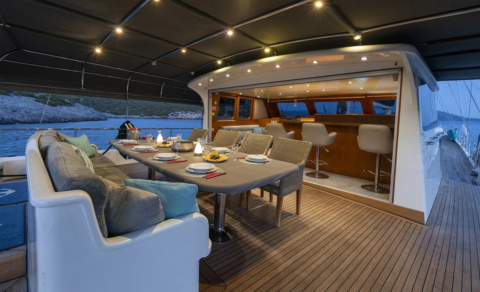 204 Aft deck dining and bar.jpg