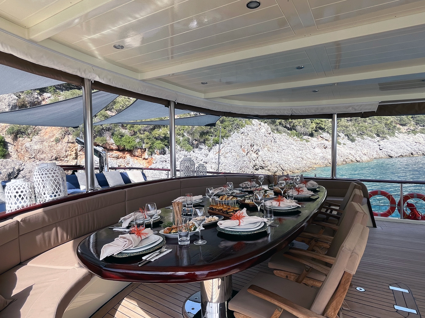 204 Aft seating and dining.jpg