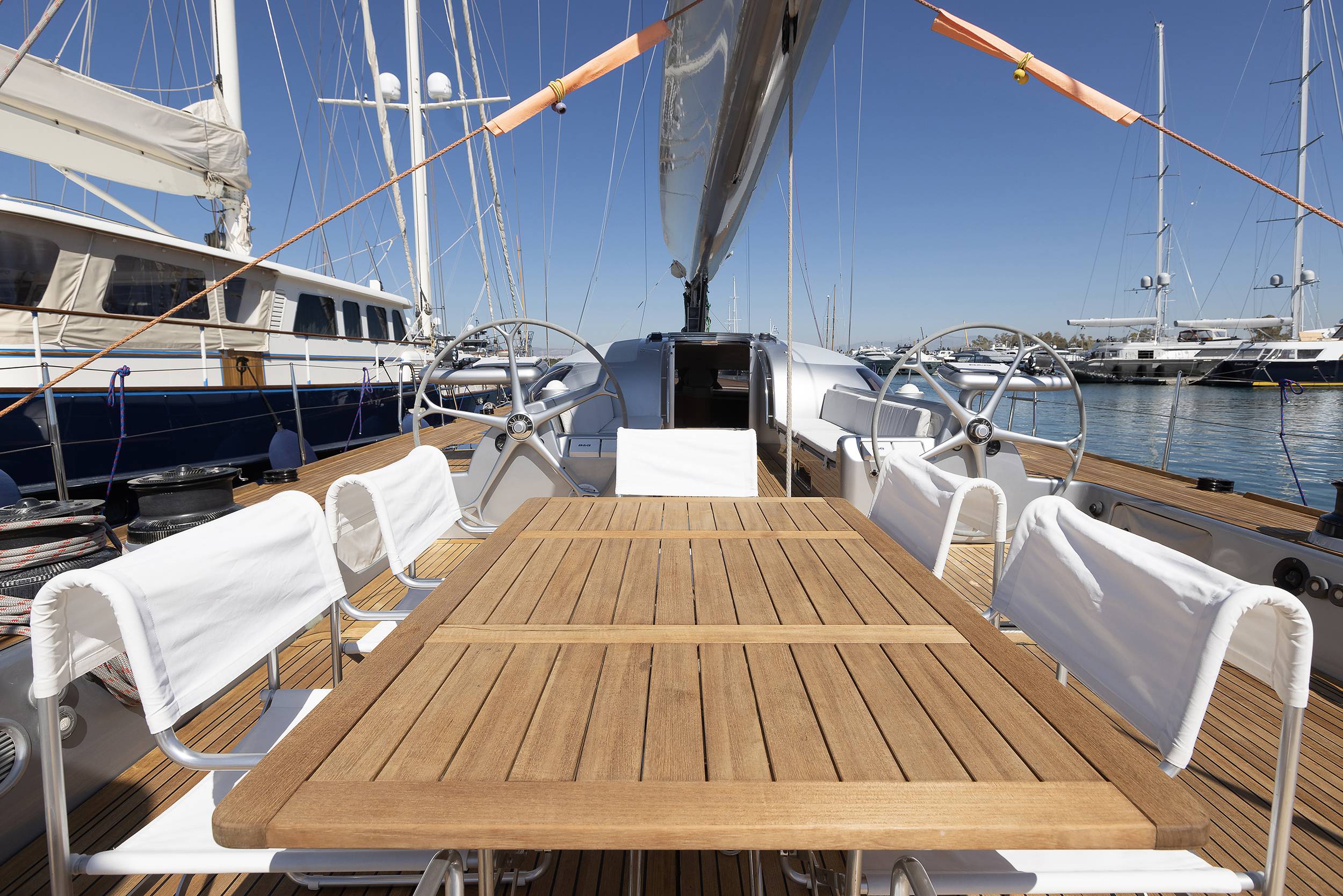 204 Al fresco dining setting.jpg