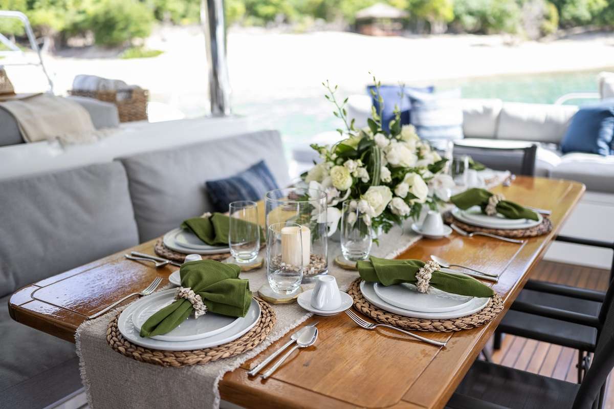 204 Al fresco dining table setting.jpg