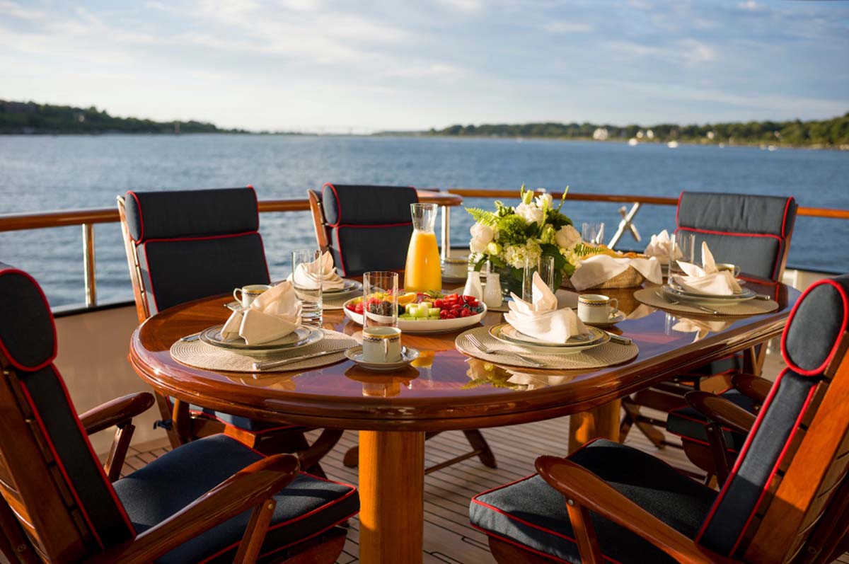 204 Deck dining.jpg