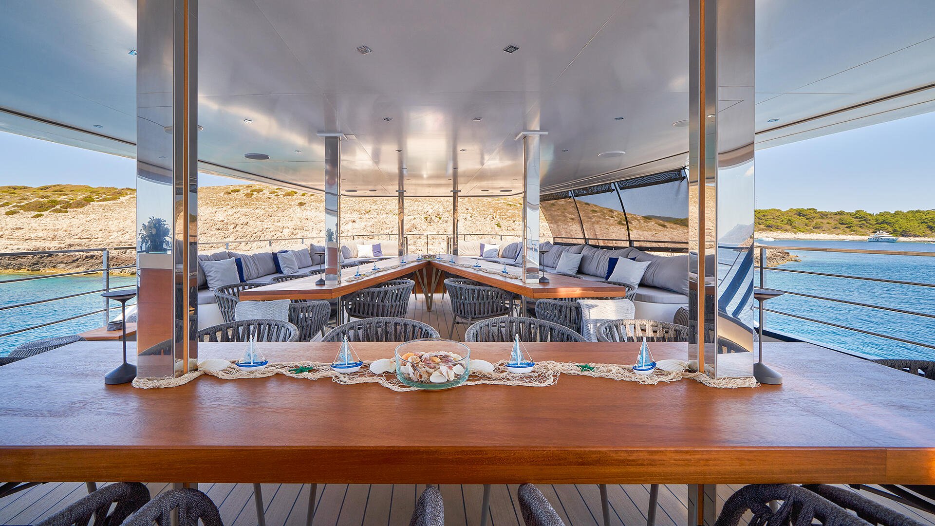204 Exterior dining.jpg