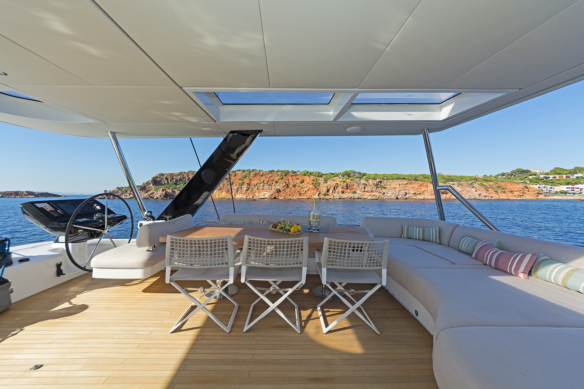 204 Flybridge seating.jpg