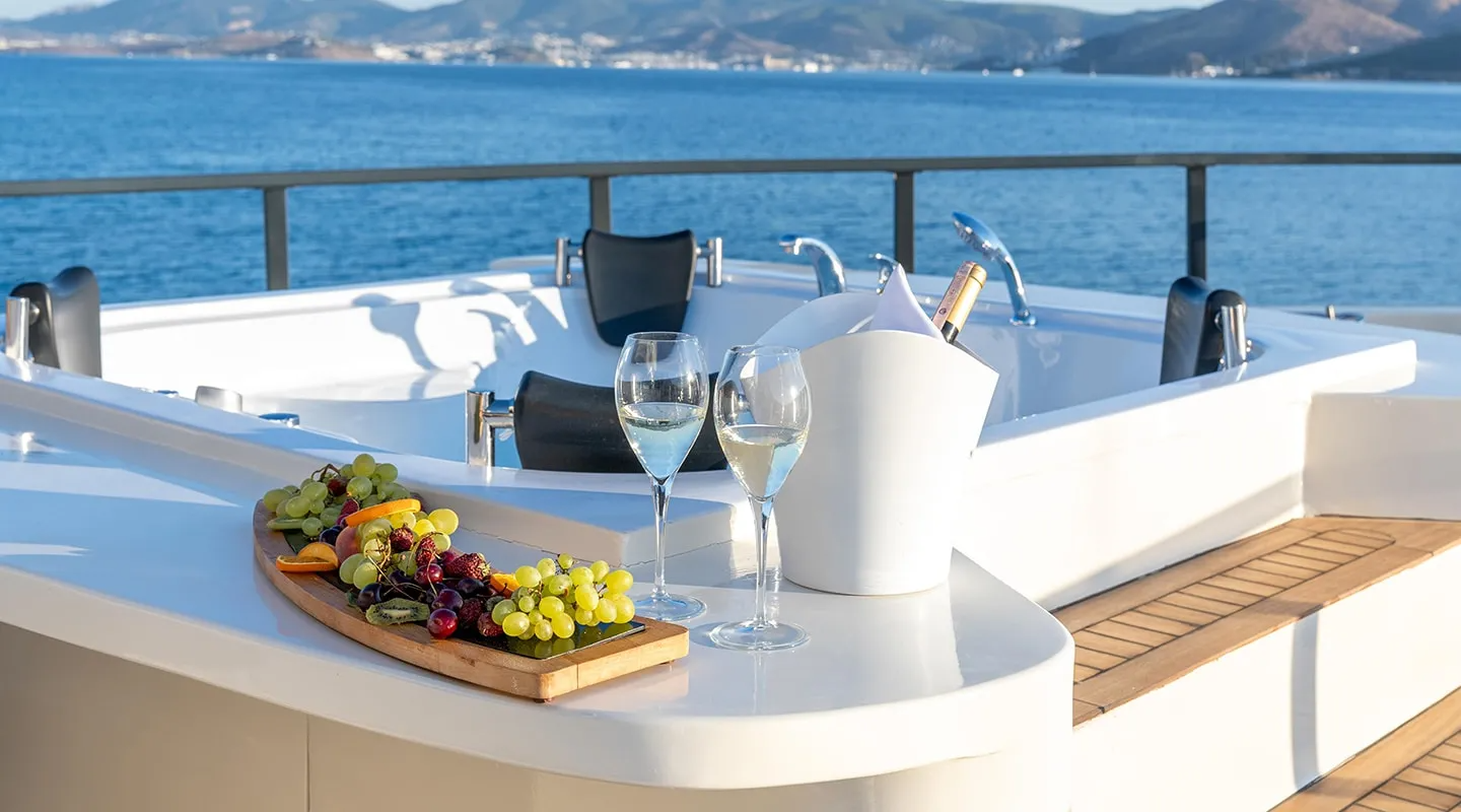 204 Foredeck jacuzzi detail.png