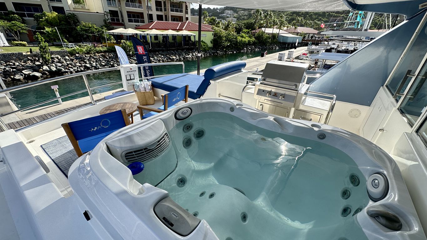 204 Jacuzzi on Main deck.jpg
