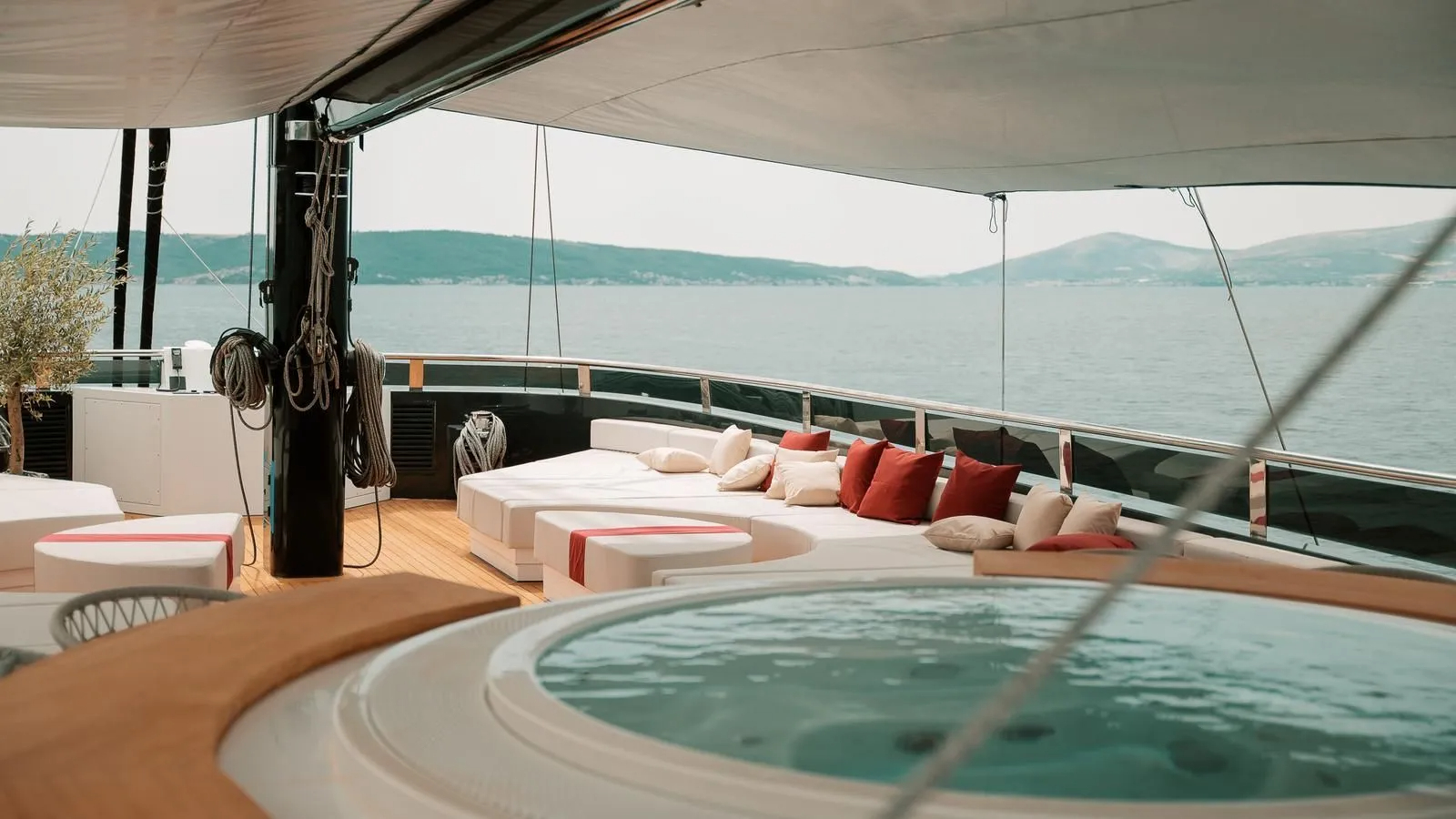 204 Jacuzzi on Sun deck.jpg