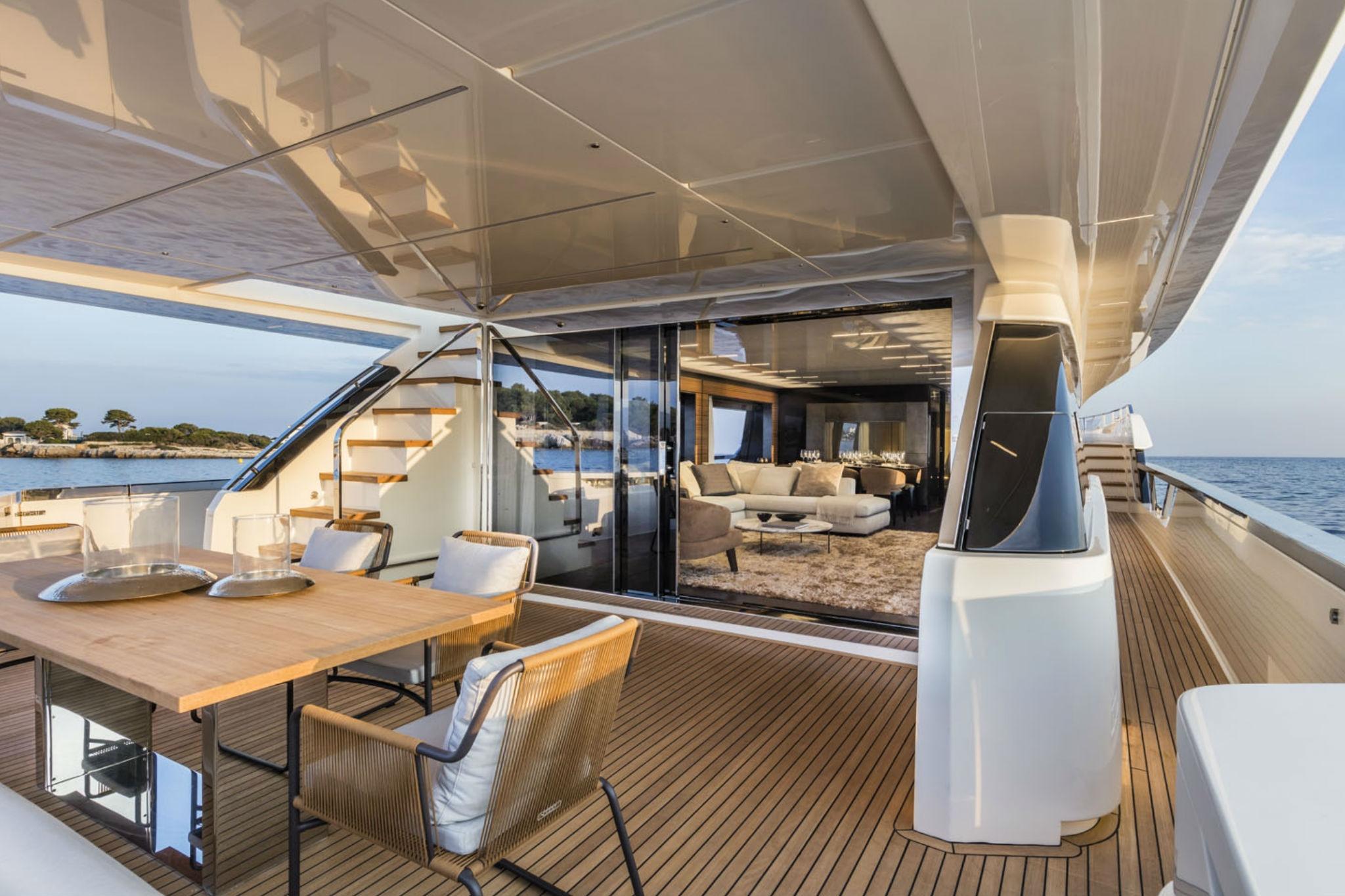 204 Main deck aft view into main salon.jpg
