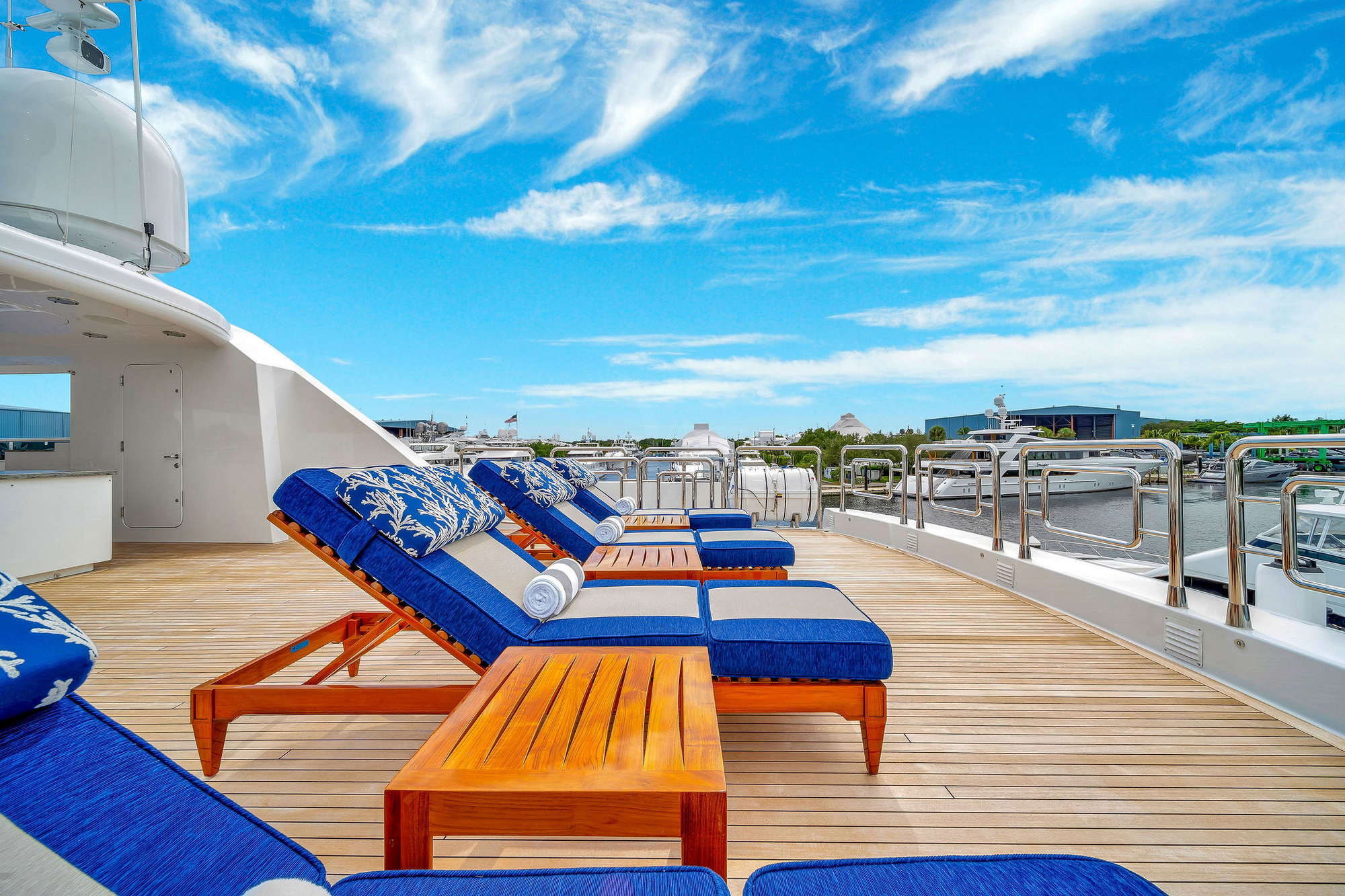 204 Sun deck sun loungers.jpg
