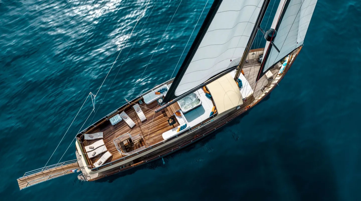 204 Under sail.jpg