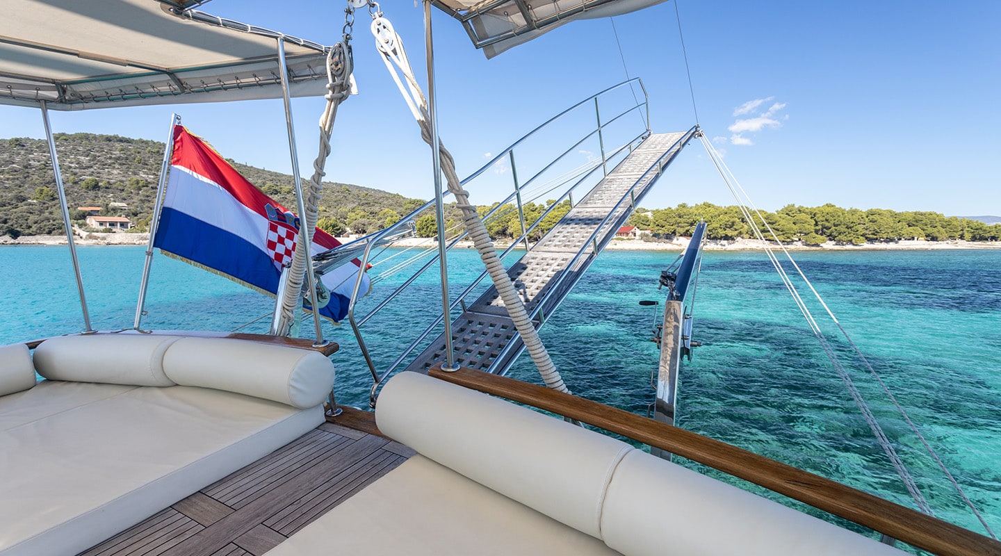 205 ANDI STAR Aft deck.jpg
