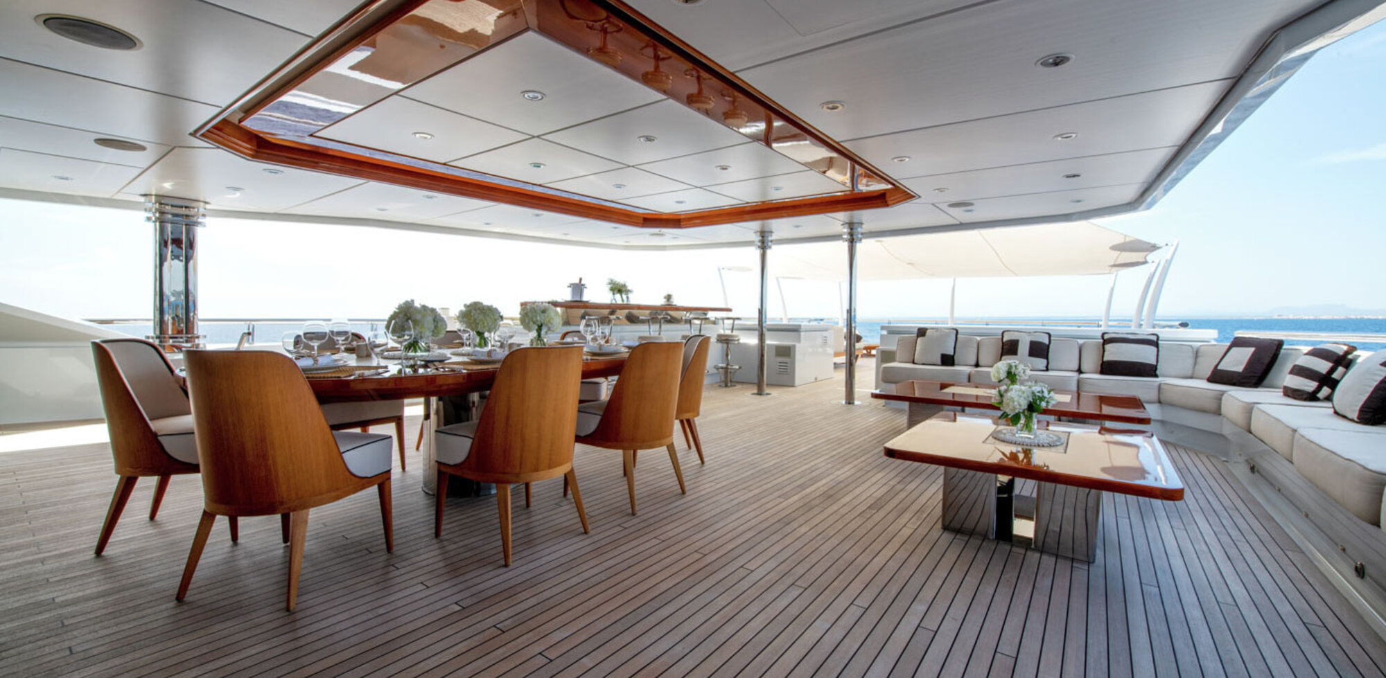 205 Bridge deck lounge and dining.jpg