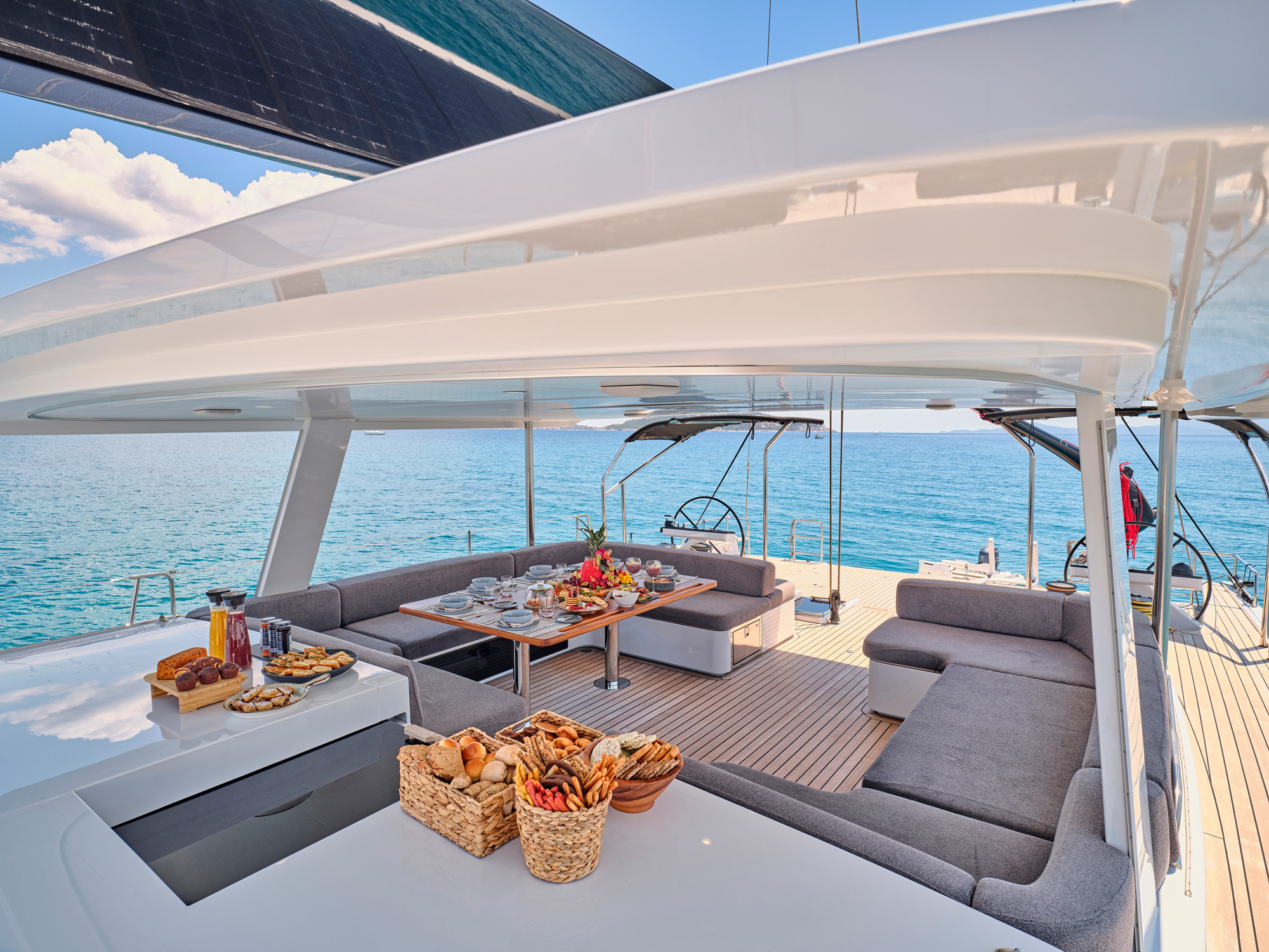 205 Dining and seating on Main deck.jpg