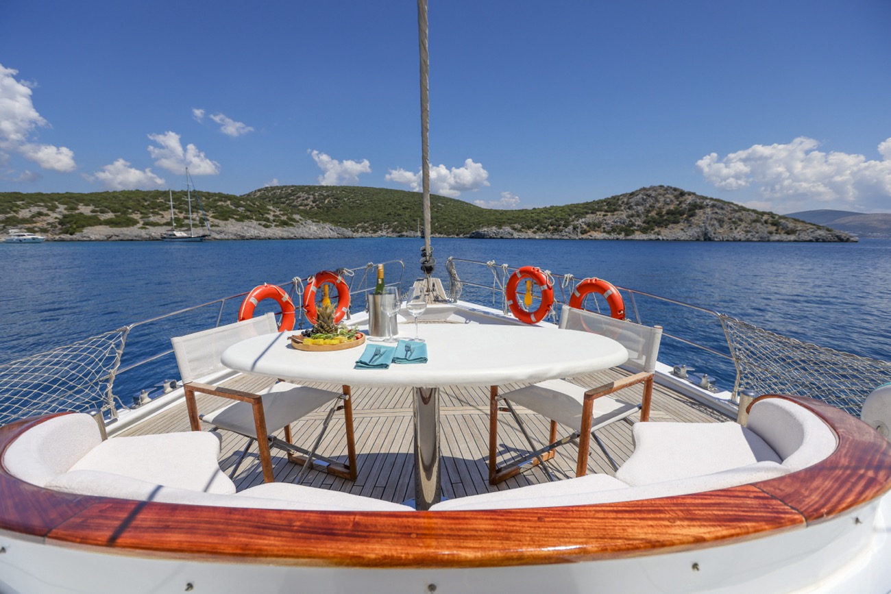 205 Foredeck seating area.jpg