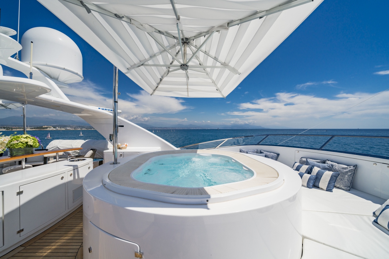 205 Jacuzzi on Sun deck.jpg