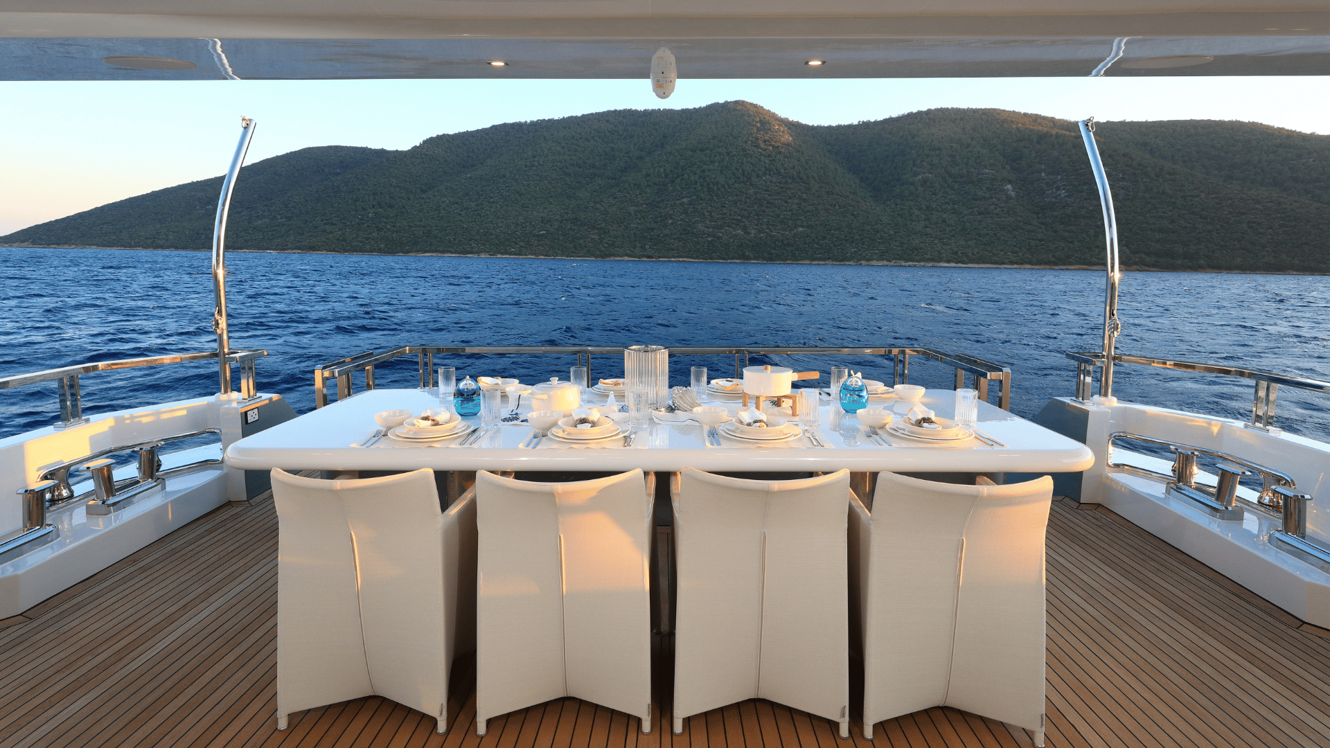 205 Main deck aft dining.png
