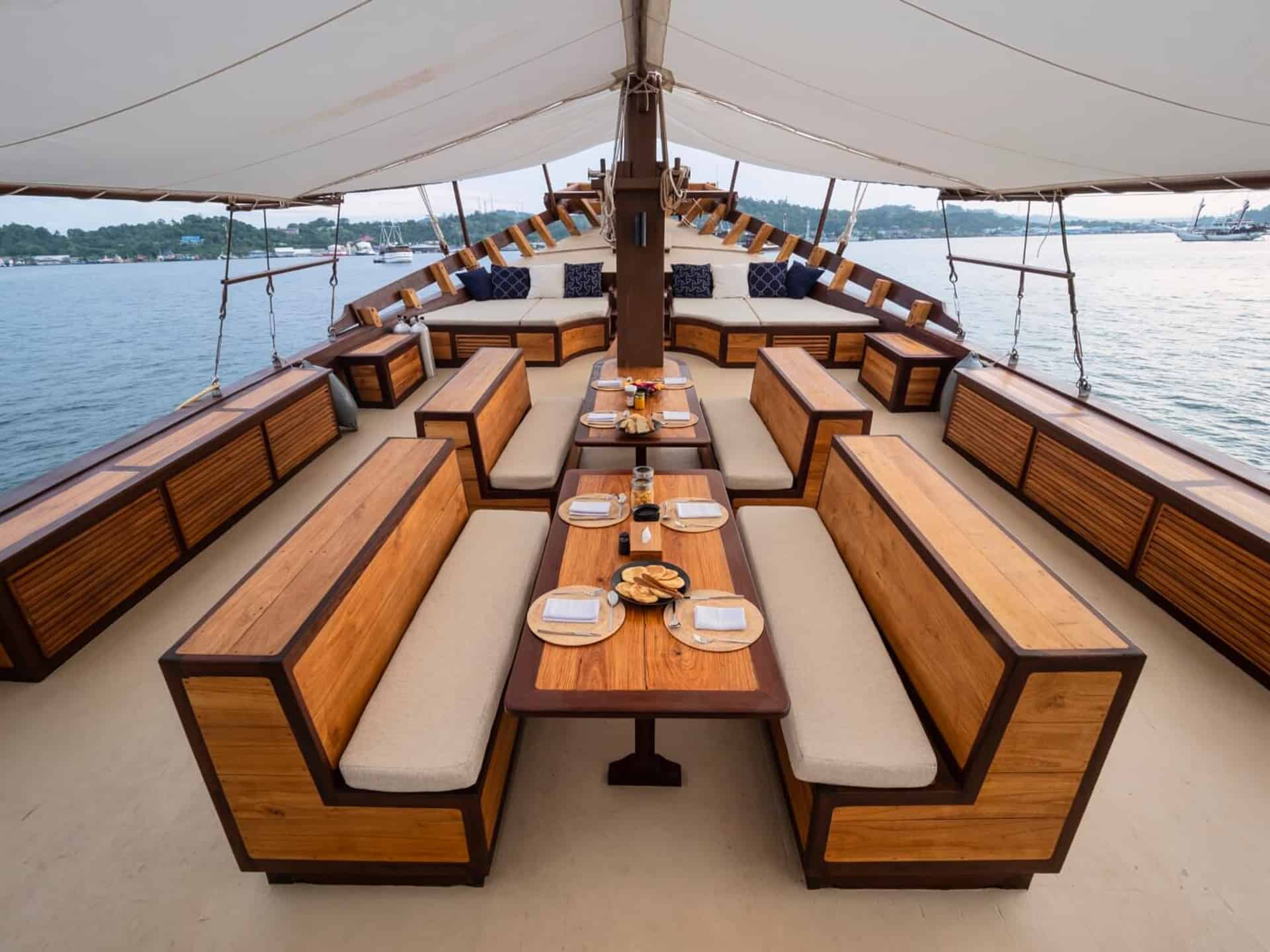205 Main deck dining.jpg