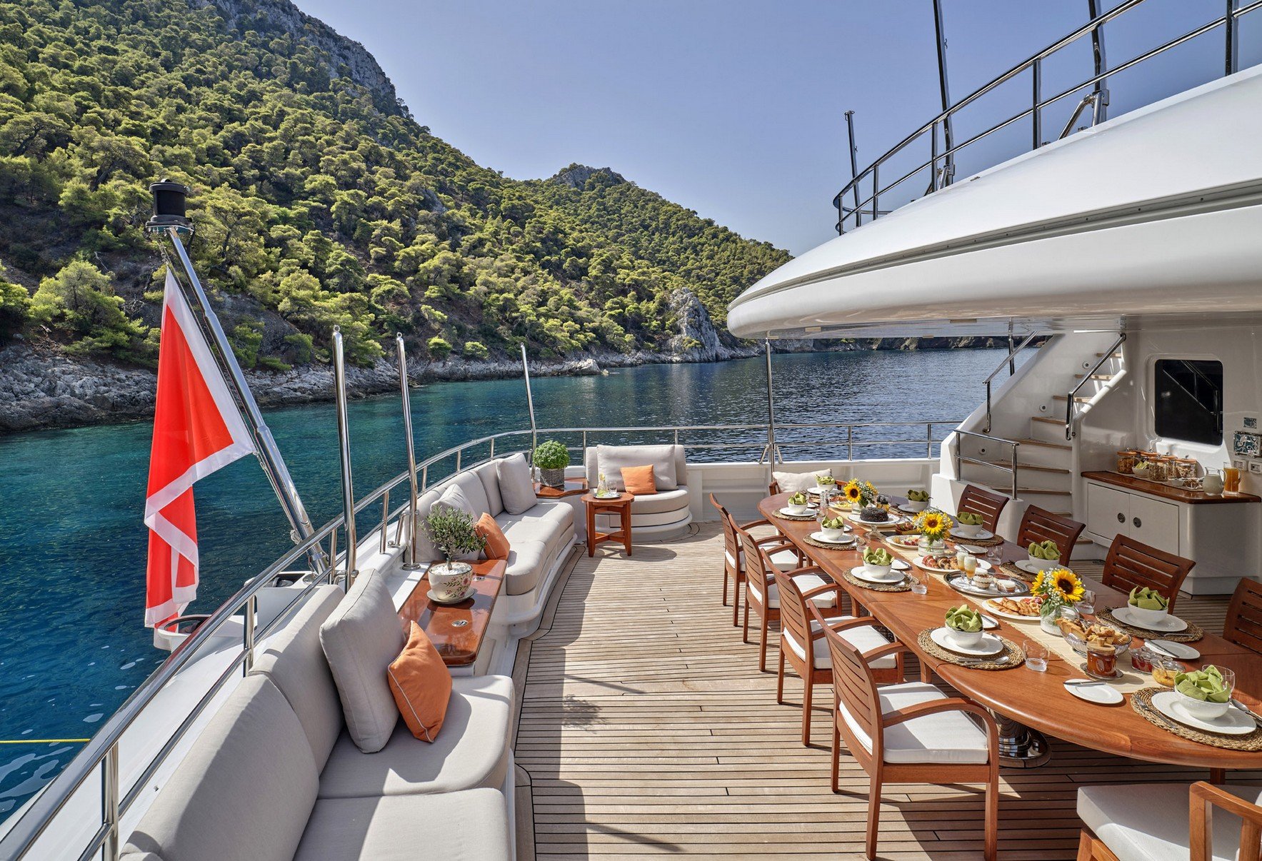 205 Seating and dining on Upper deck.jpg