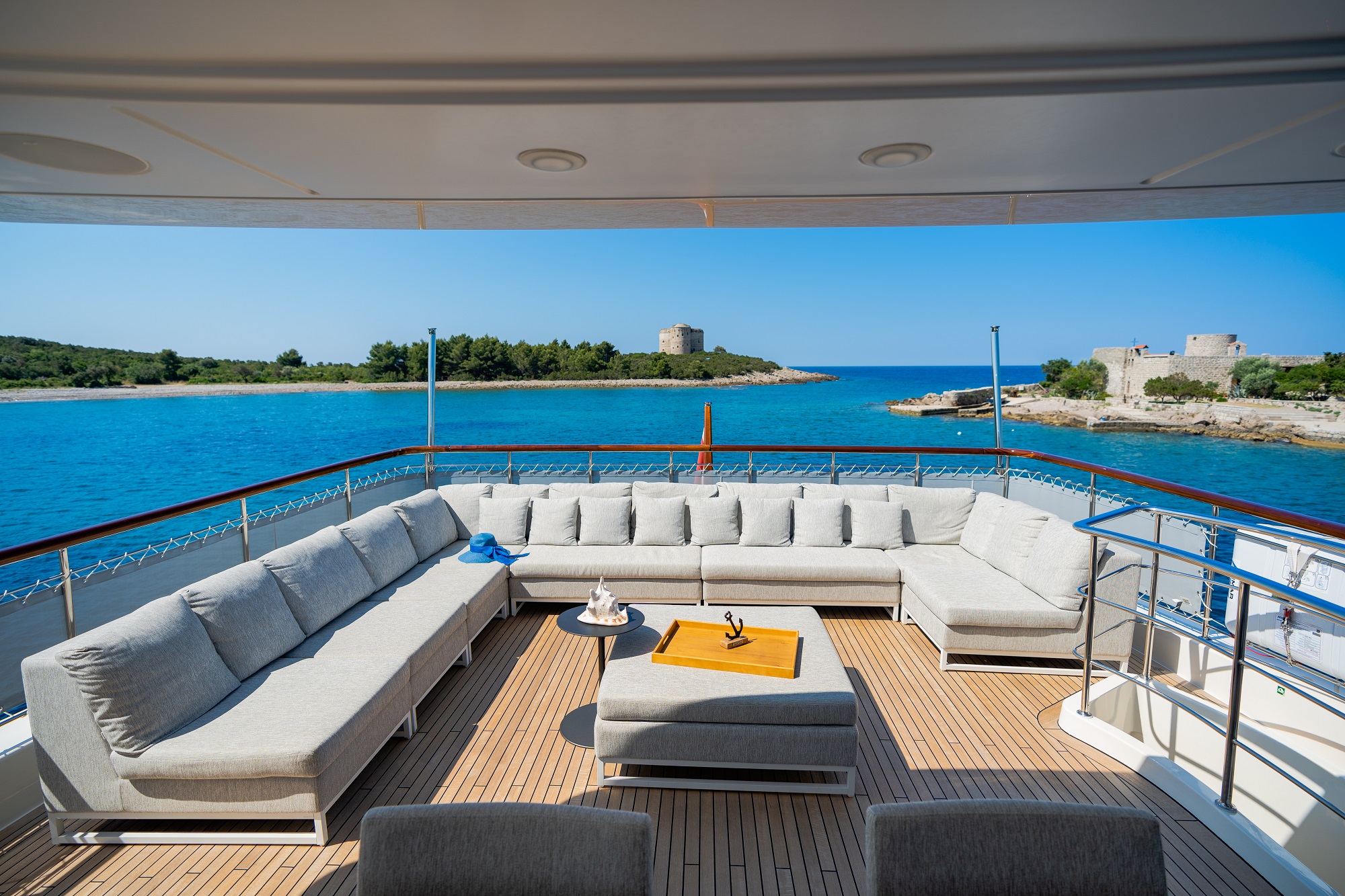 205 Seating on Sun deck.jpg