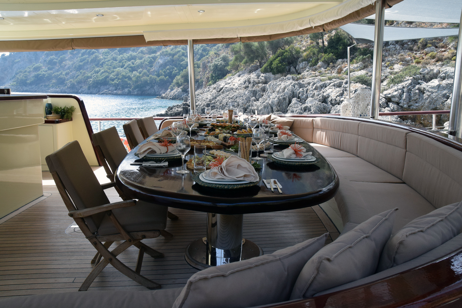 205 Shaded aft seating.jpg