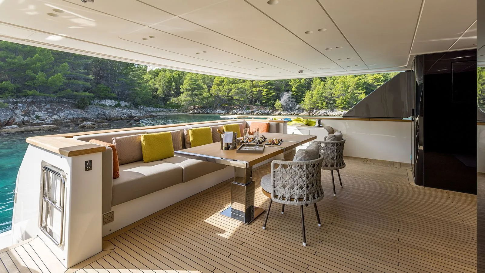 206 Dining and seating on Main deck.jpg