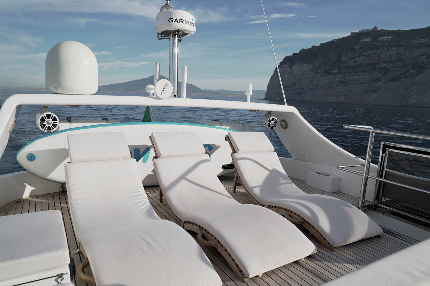 206 Flybridge sunbathing.jpg