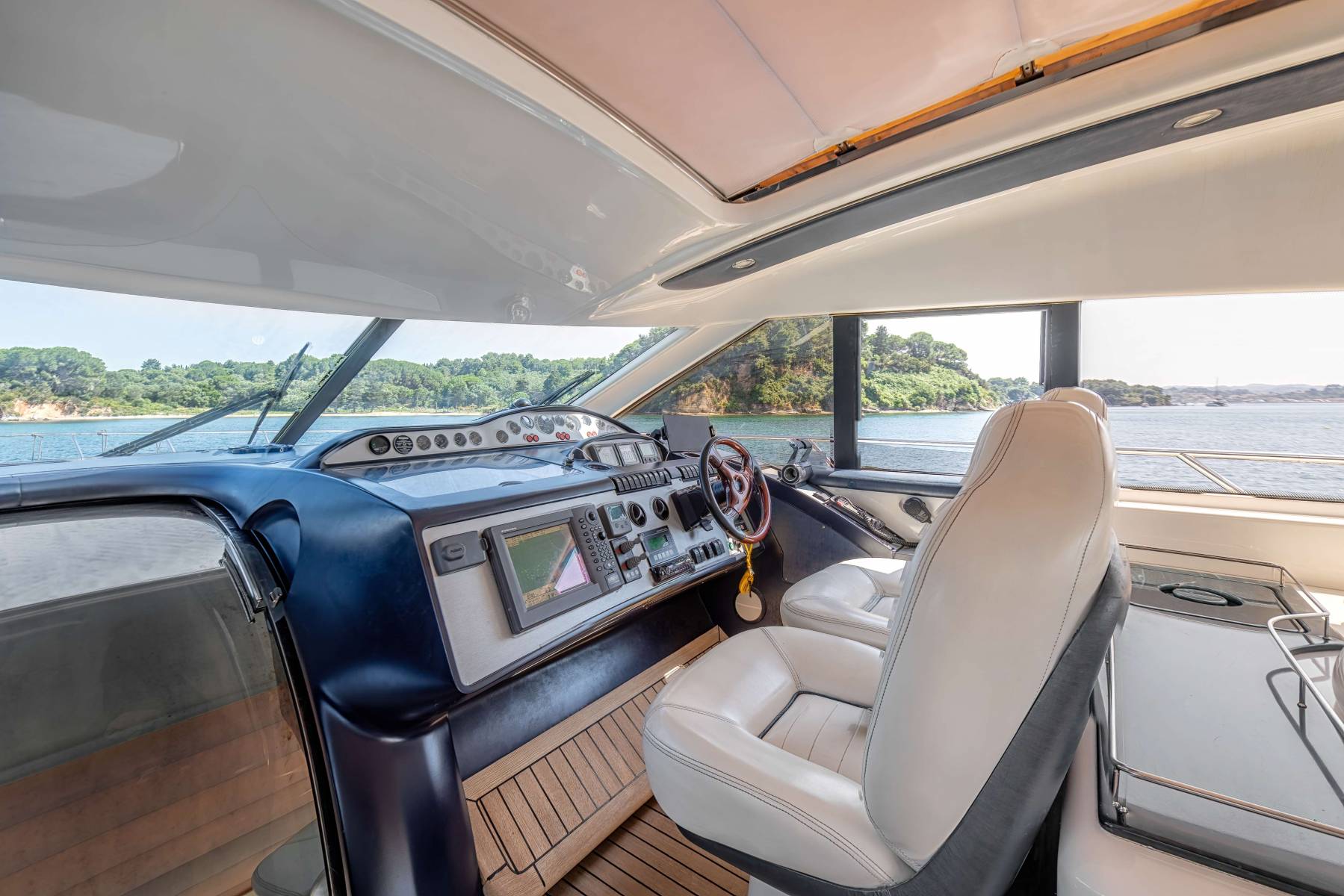 206 Forward helm controls.jpg