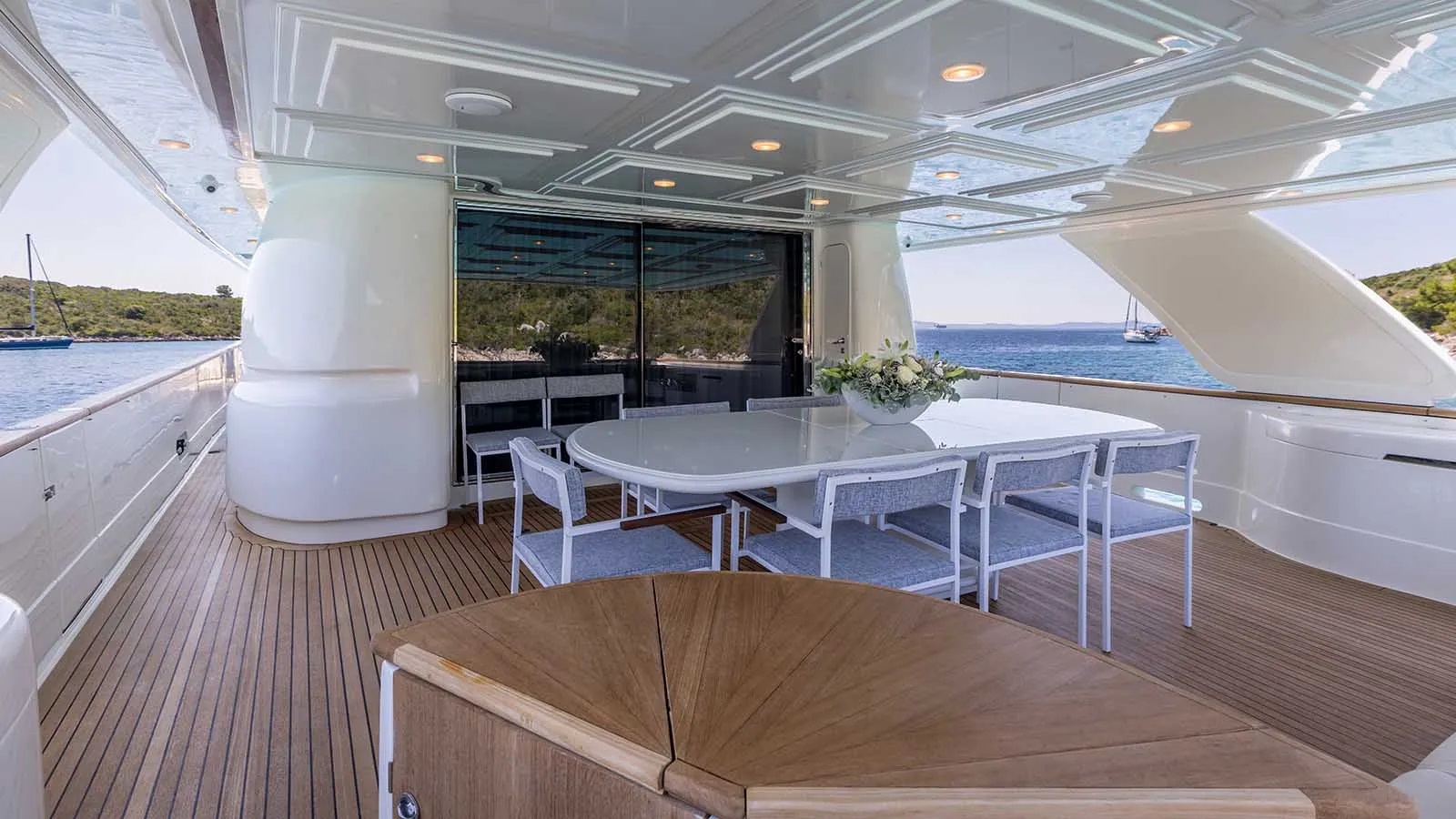 206 Main deck dining alternative view.jpg