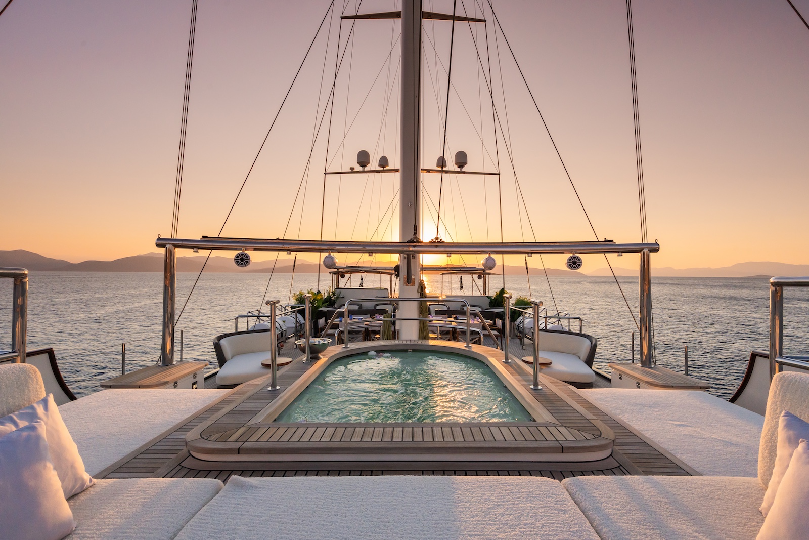 206 Sun deck pool.jpg