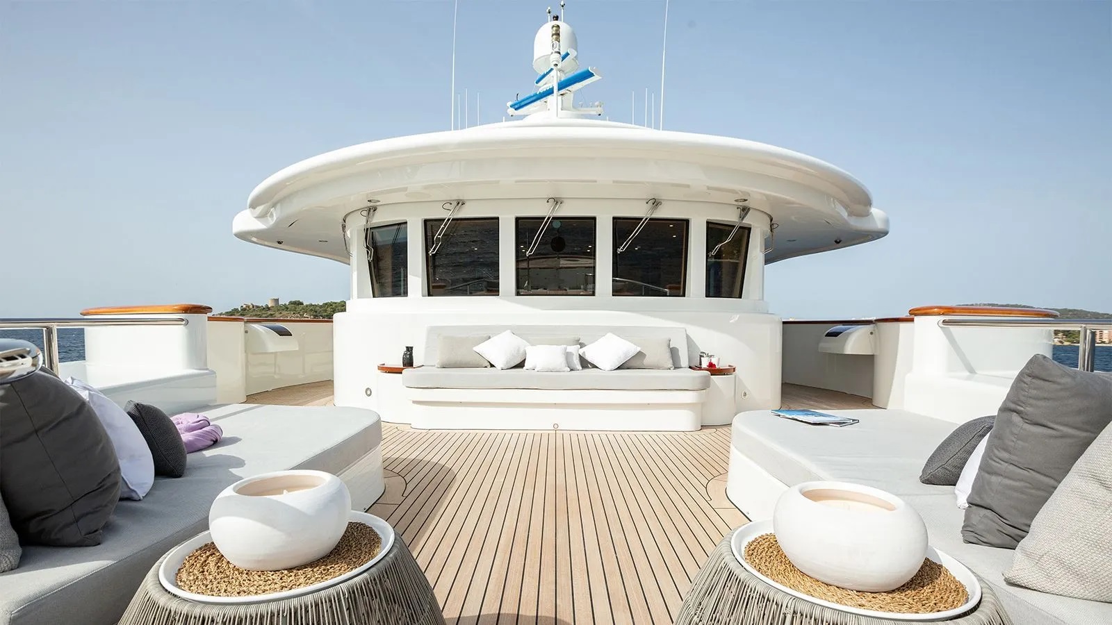 206 Upper bow deck view into wheelhouse.jpg
