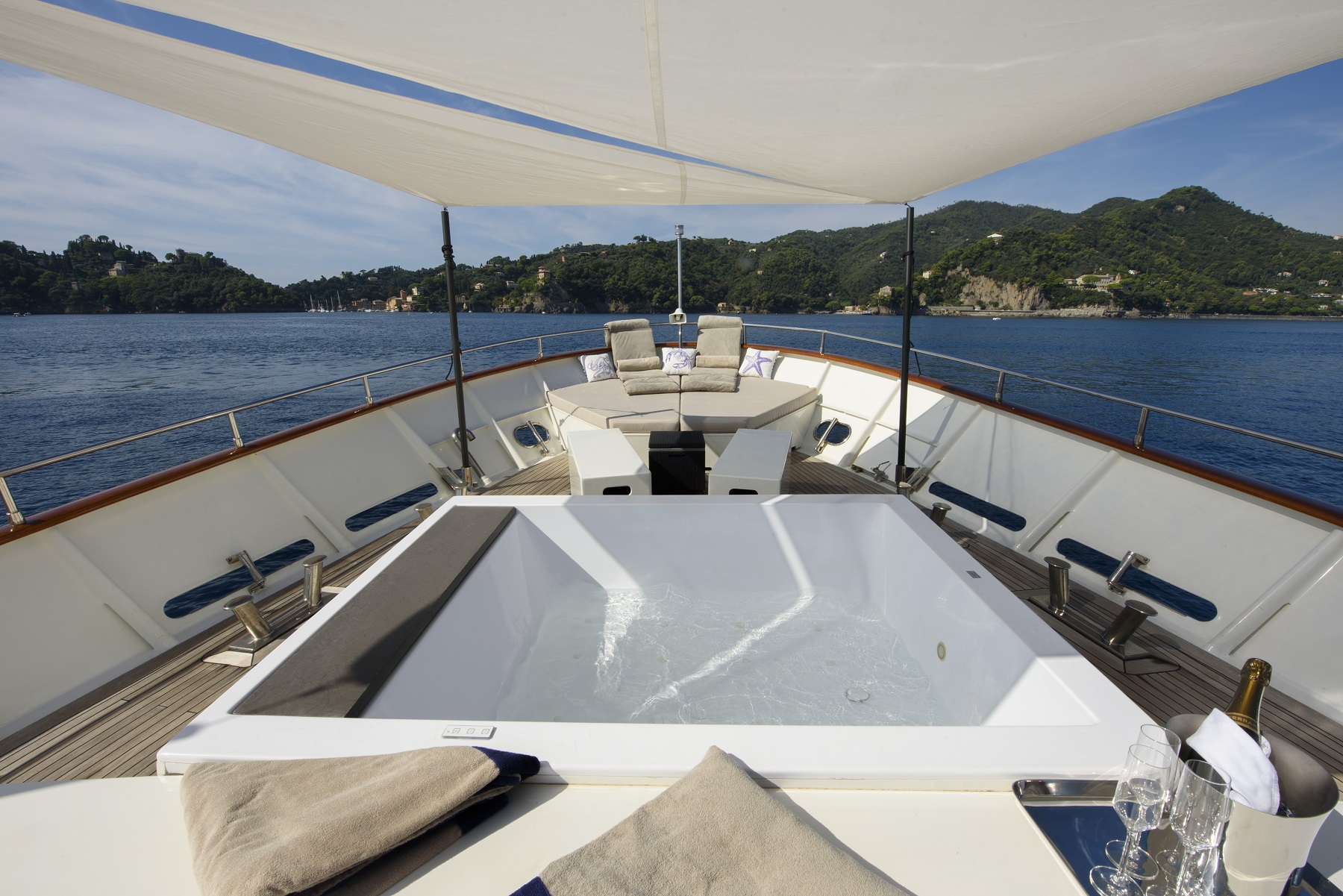 207 Foredeck Jacuzzi.jpg