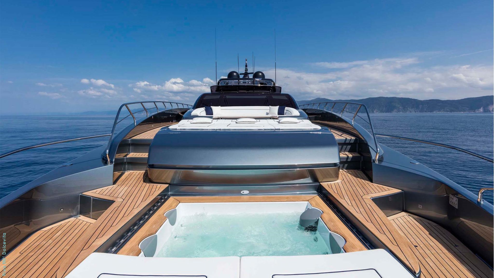207 Foredeck jacuzzi.jpg