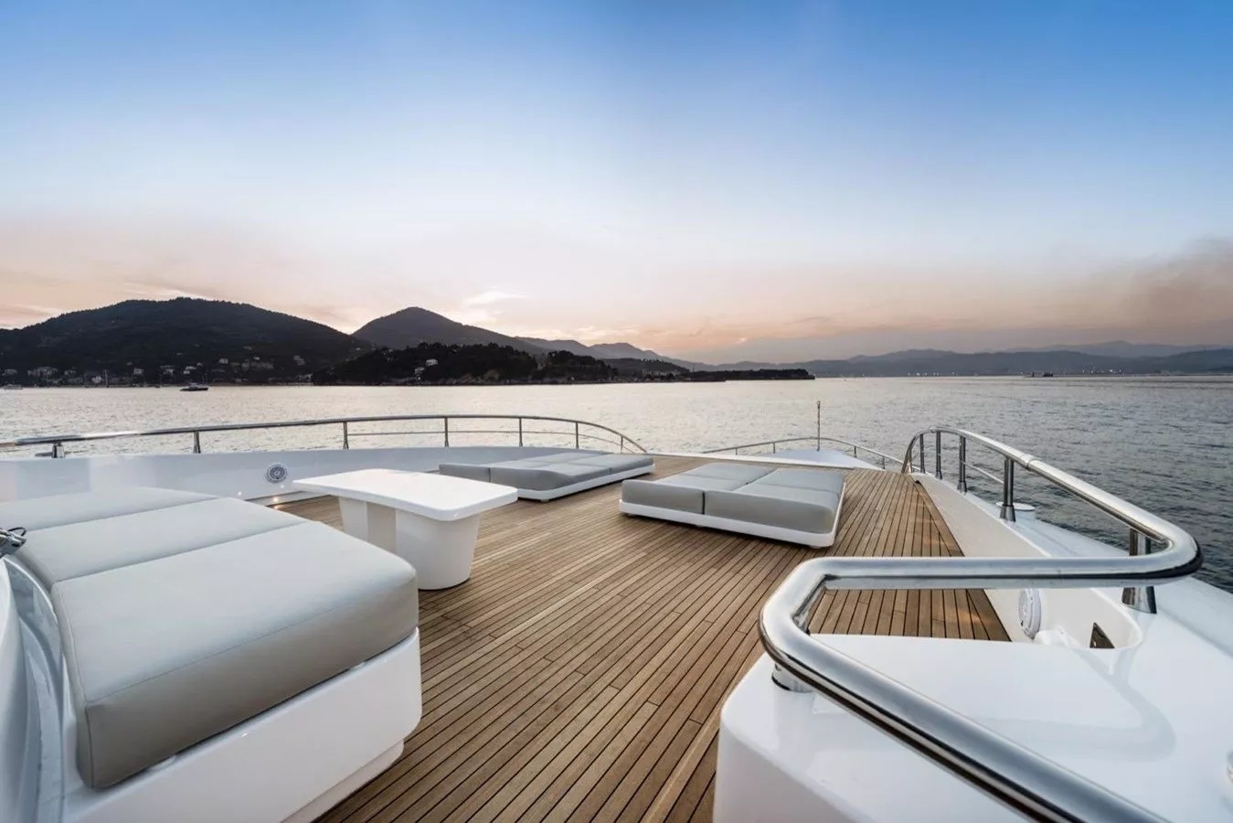 207 Foredeck seating and sun pads.jpg
