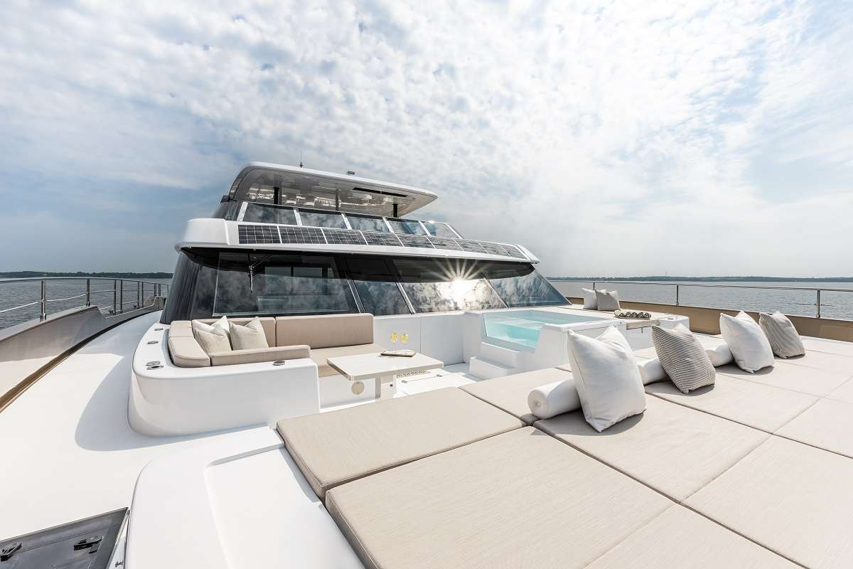 207 Foredeck sun pads and jacuzzi.jpg