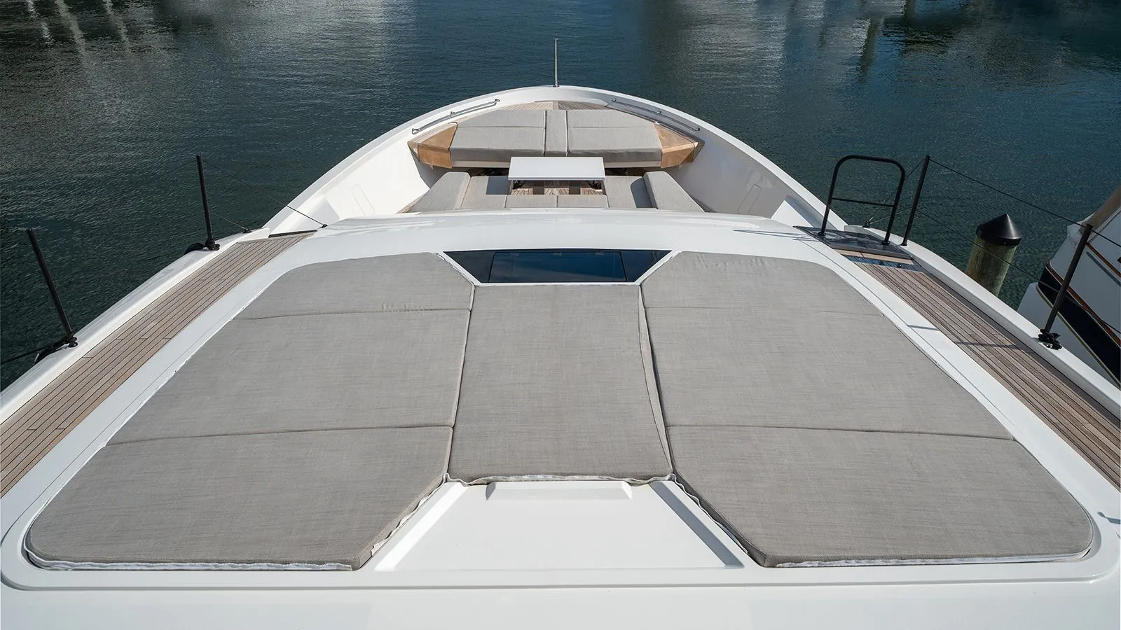 207 Foredeck.jpg
