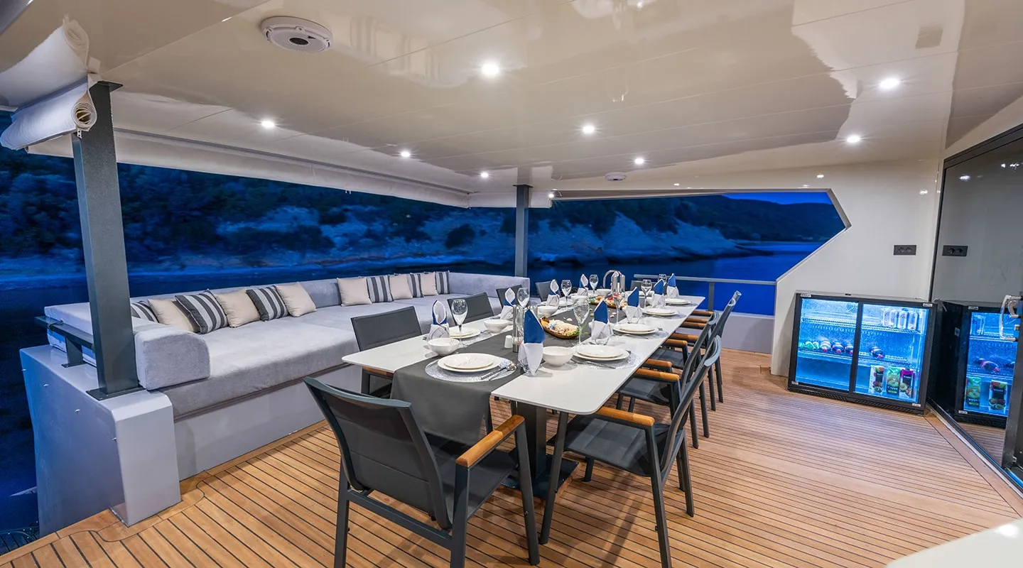 207 Main deck aft dining.png