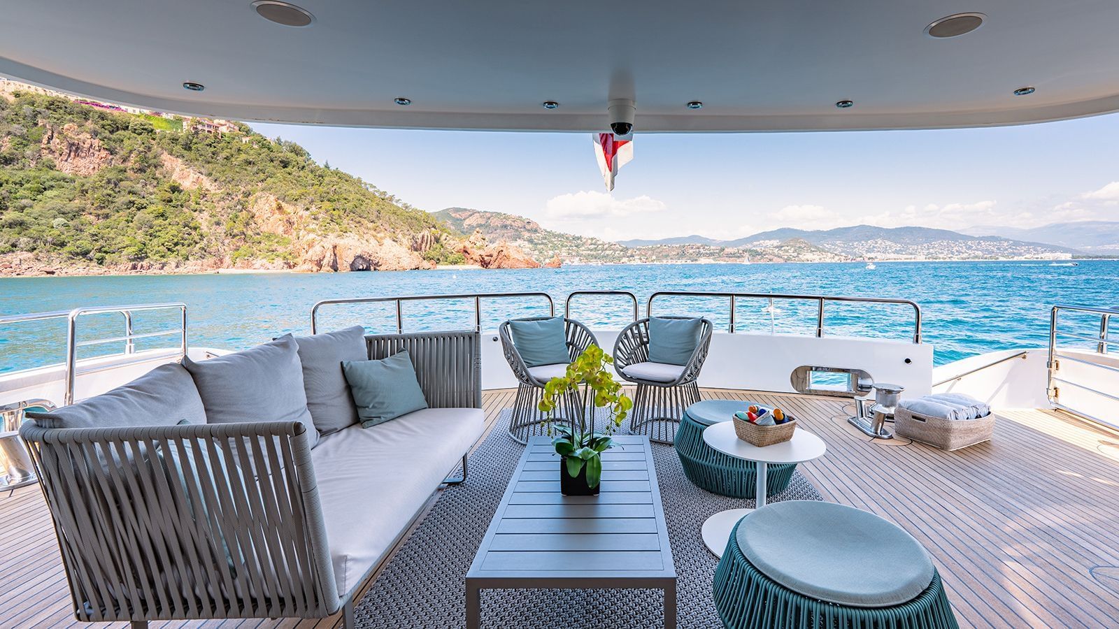 207 Main deck seating.jpg