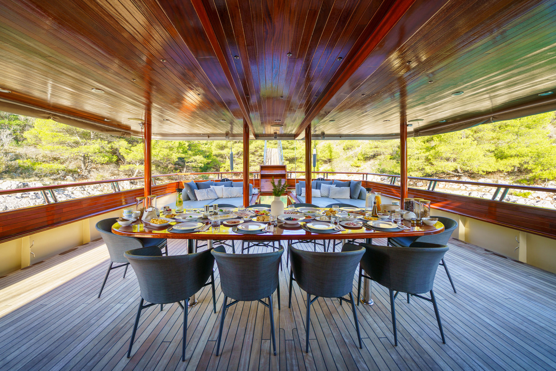 207 SON DE MAR - main deck dining.jpg