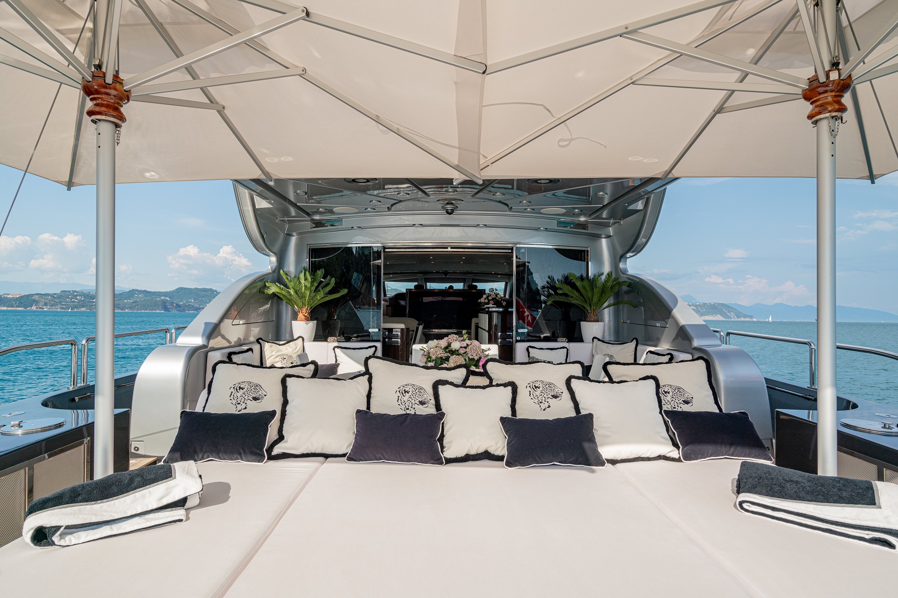 207 Sun bed on Main deck.jpg