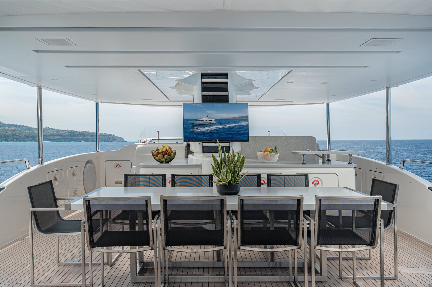 207 Sun deck dining.jpg