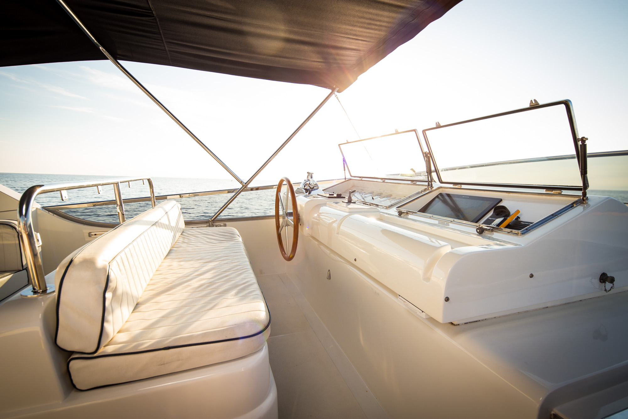 207 Sun deck helm controls.jpg