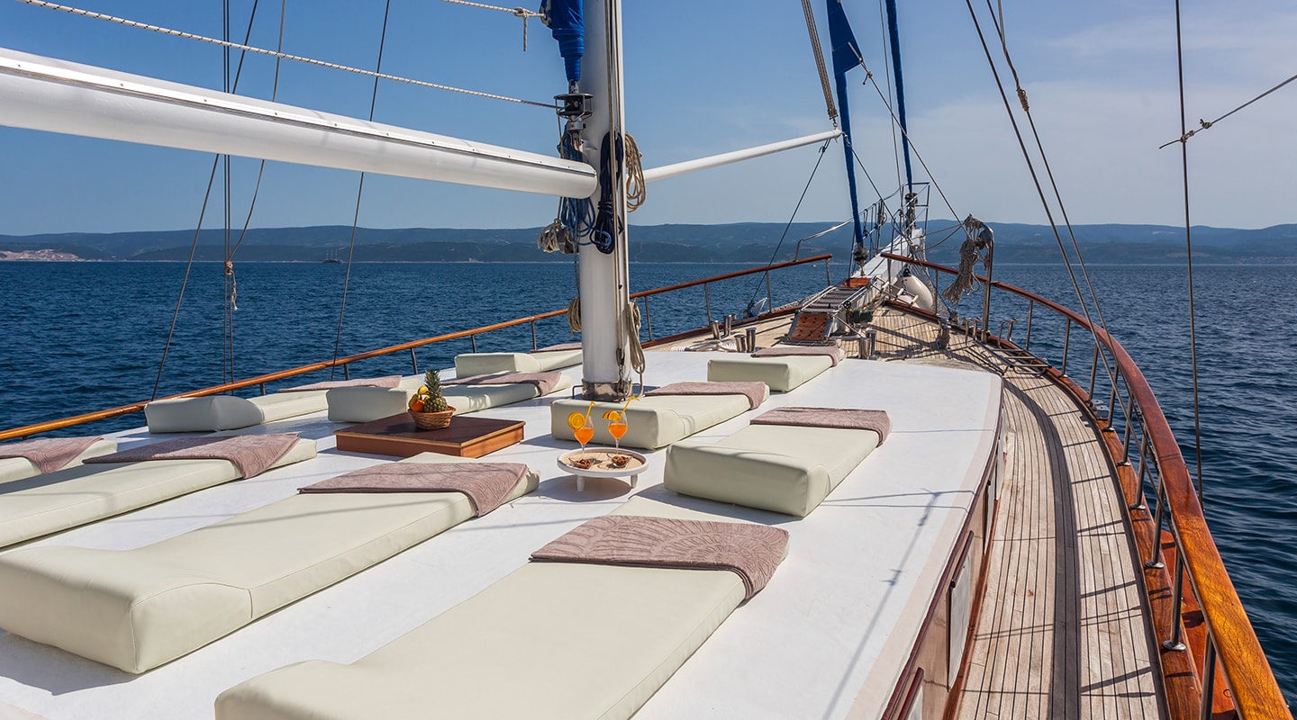 208 ANDI STAR Sun deck.jpg