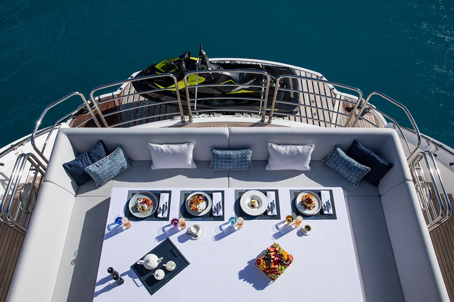 208 Aft deck dining.jpg