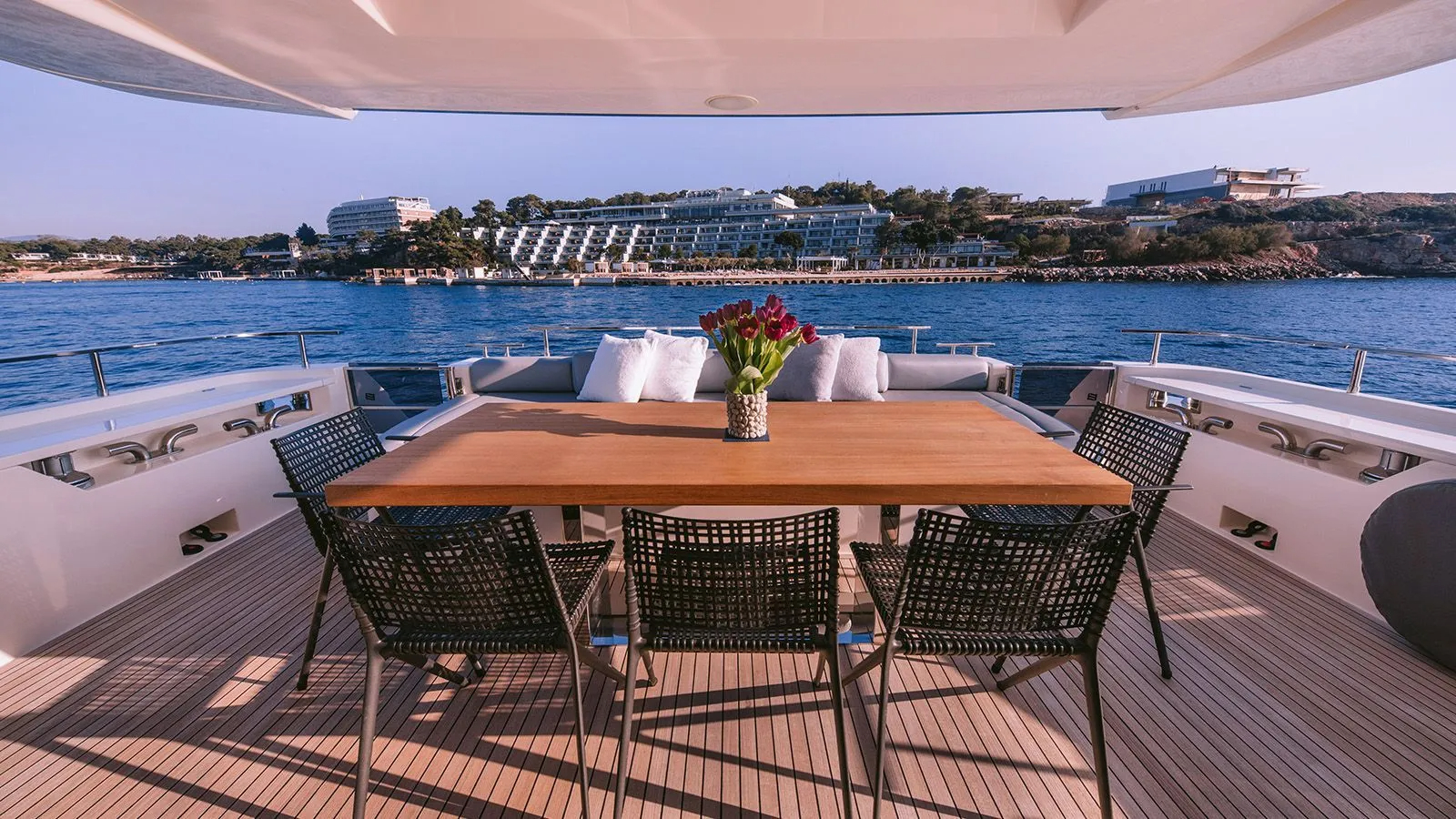 208 Aft deck view aft.jpg