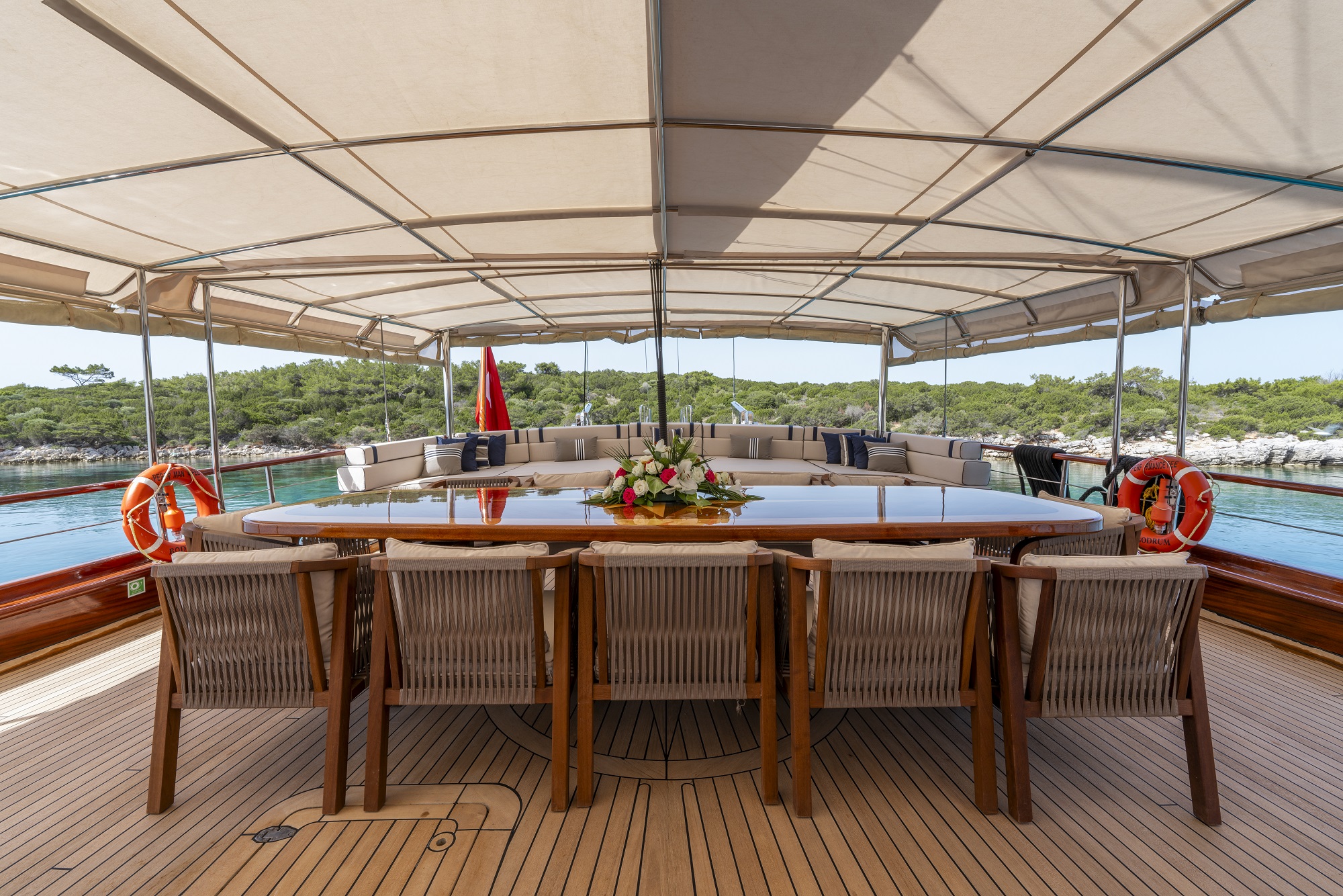 208 Deck dining.jpg