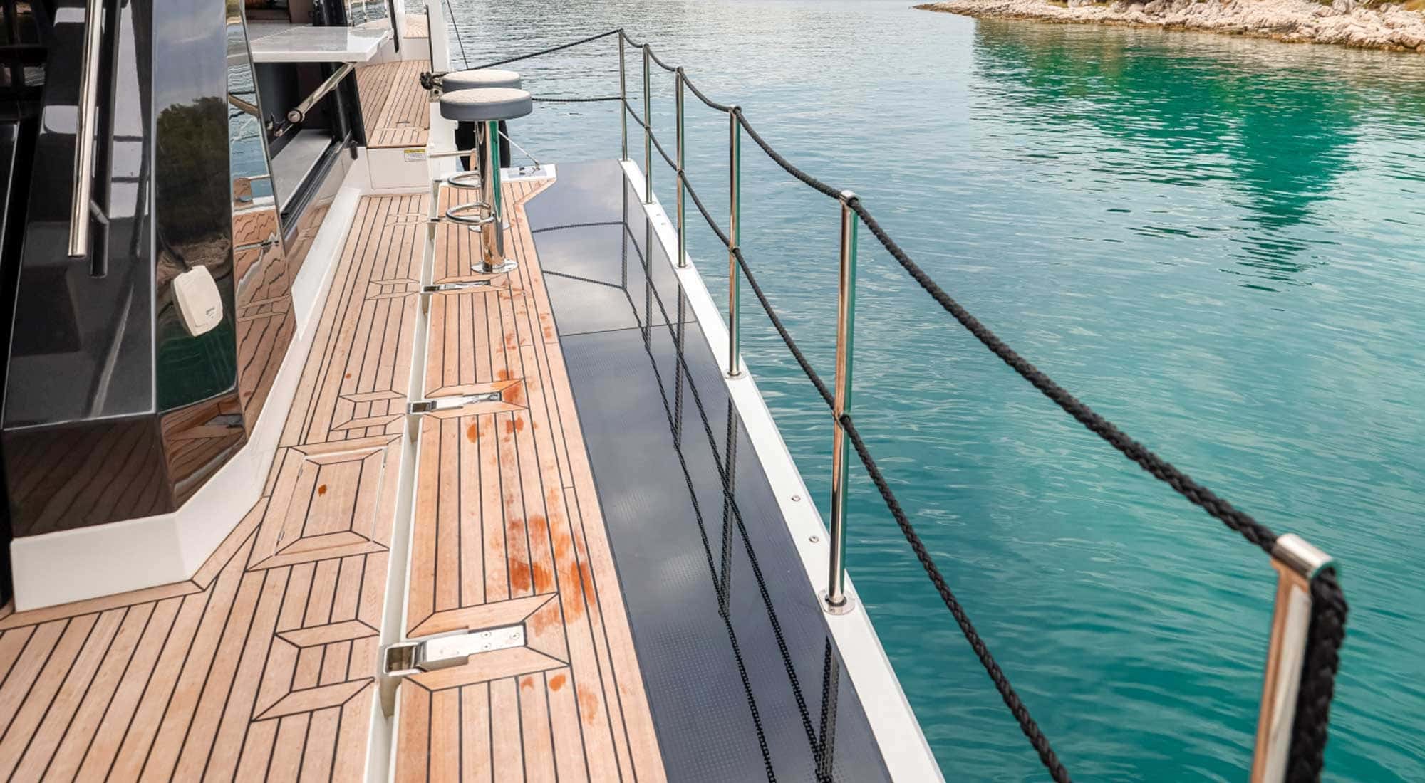 208 Fold out terrace starboard.jpg