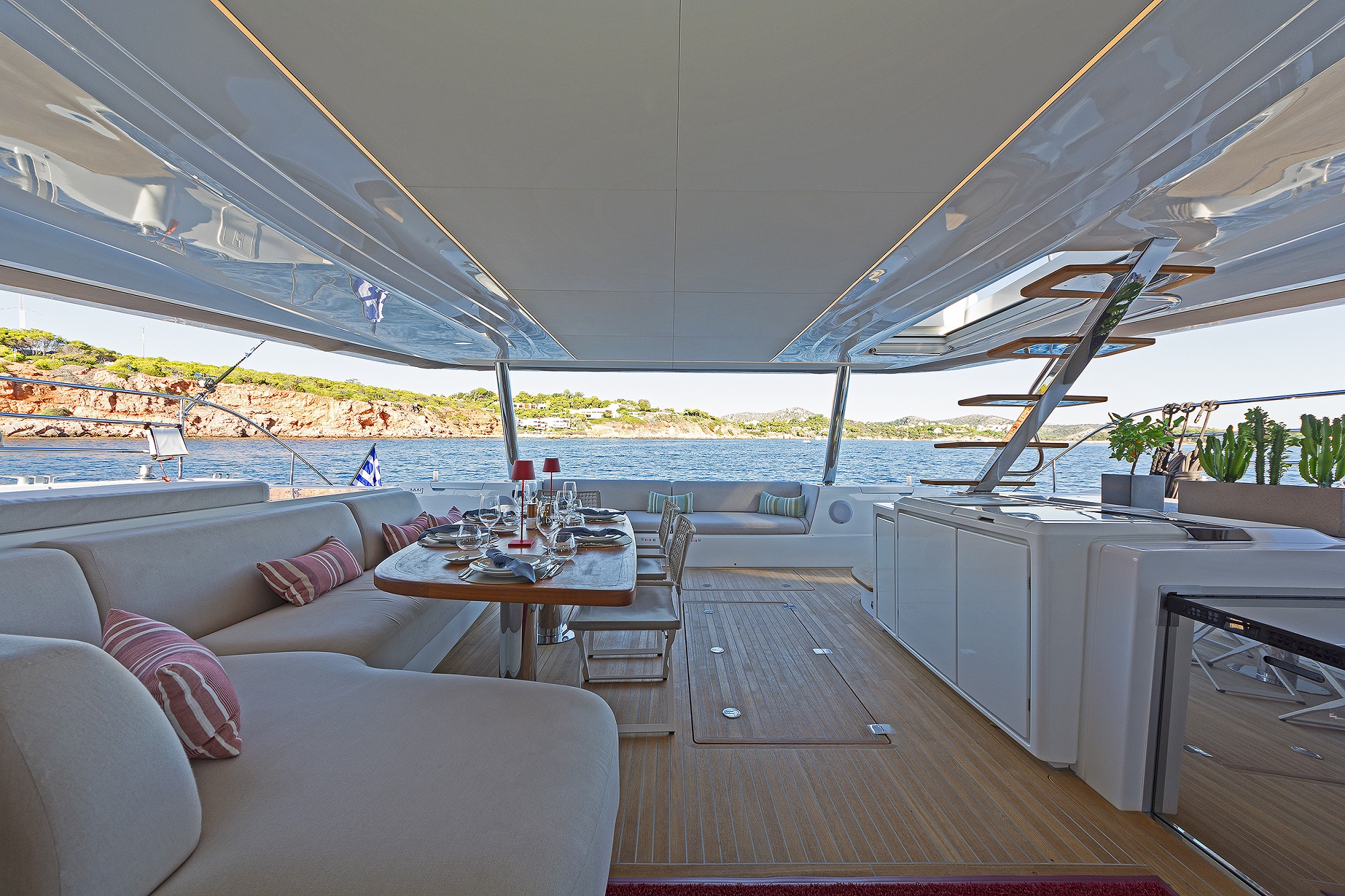208 Main deck seating and dining.jpg