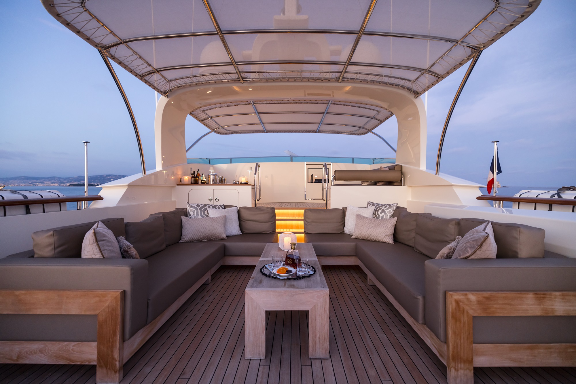 208 Seating on Sun deck.jpg