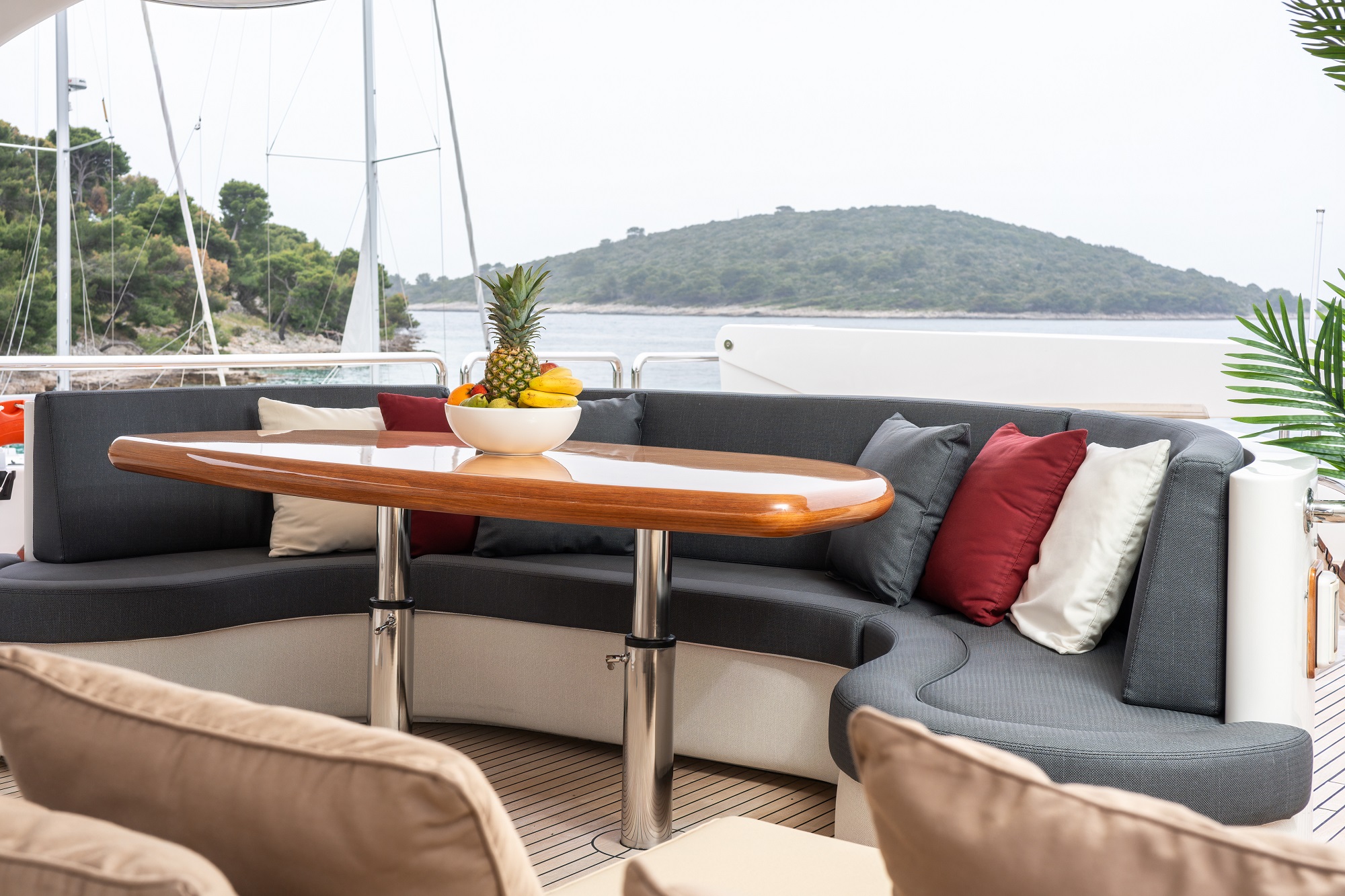 208 Sun deck seating.jpg